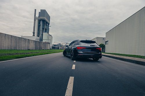Audi RS4 ABT in einem Industriegebiet