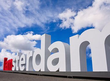 I Amsterdam-Logo auf Museumsplatz an einem sonnigen Tag von Tony Vingerhoets