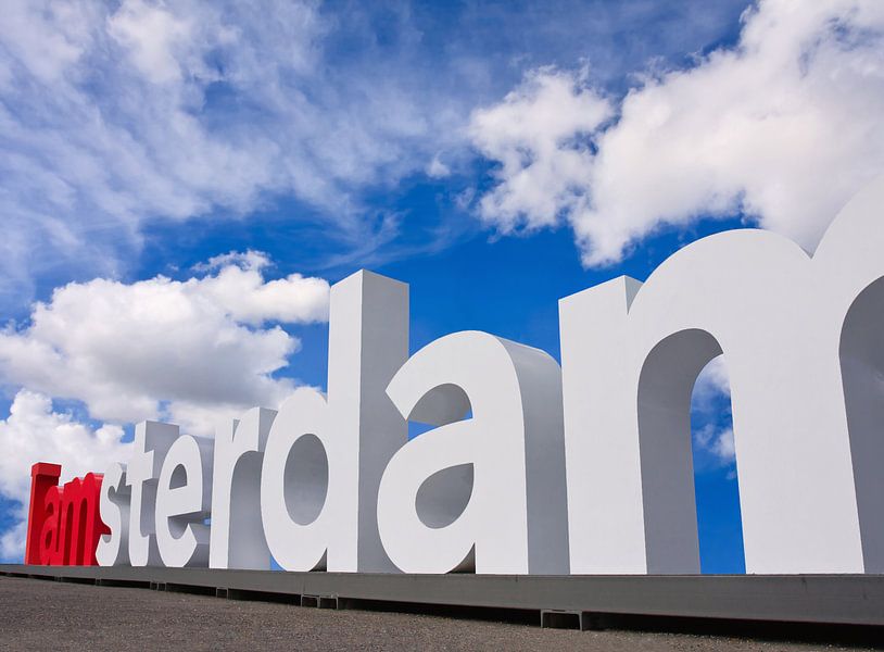 I Amsterdam logo sur la place du Musée sur une journée ensoleillée par Tony Vingerhoets