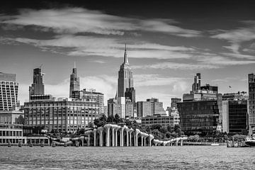 NYC Empire State Building & Little Island – Monochrom van Melanie Viola