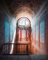Escaliers dans un palais italien abandonné.