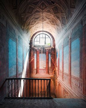 Trap in Verlaten Italiaans Paleis. van Roman Robroek - Foto's van Verlaten Gebouwen