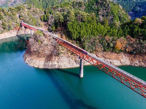 Japan - Okuōikojō - Station in het stuwmeer van Orange Frame - Remco Bosshard