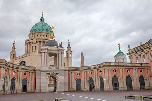 Potsdam - Uitzicht vanaf de binnenplaats van het parlementsgebouw door het Fortunaportaal op de St. 