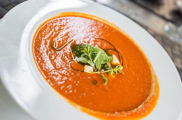 Tomatensoep bij Le Petit Café van Ronne Vinkx