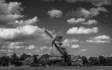 Een historische oude houten windmolen