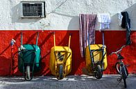 Werkpauze fiets en drie kruiwagens leunend tegen muur van Dieter Walther thumbnail