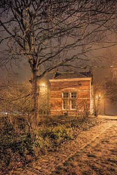 Scène de nuit brumeuse avec petite maison sur la digue sur Tony Vingerhoets