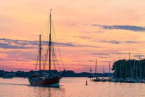 Segelschiffe auf der Warnow im Sonnenuntergang während der Hans
