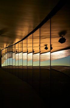 Faszinierende Reflektion in einer langen Fensterfront von Michael Moser