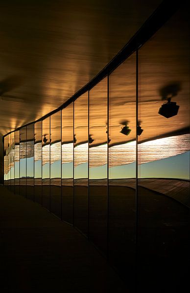 Un reflet fascinant dans une longue baie vitrée par Michael Moser