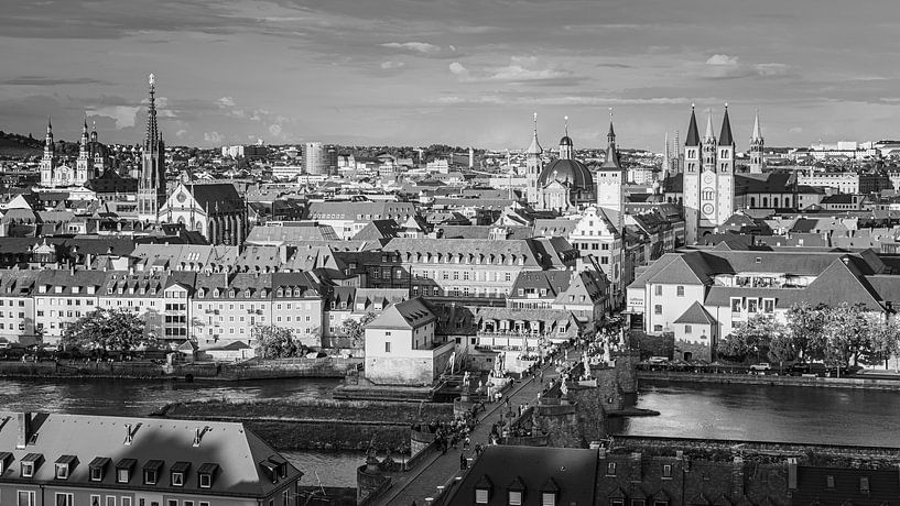 Eine Schwarz-Weiß-Fotografie von einem Abend in Würzburg von Henk Meijer Photography