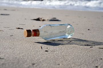 Een aangespoelde fles bij de zee van HGU Foto