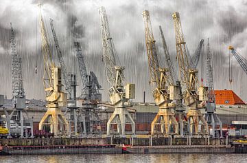 Alte Hafenkräne mit Regen von Sabine Wagner