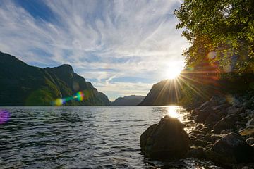 Zonnestralen over het Frafjord in Noorwegen van Sjoerd van der Wal