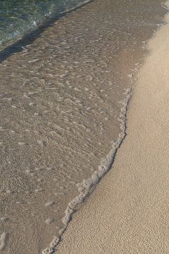 Klares Meerwasser und Wellen am Sandstrand 1