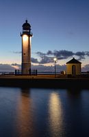Vuurtoren na zonsondergang in Hellevoetsluis
