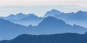 Berglandschaft "Die blauen Berge" von Coen Weesjes