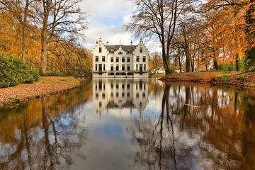 Staverden Castle reflected in Lake in Autumn sur Rob Kints