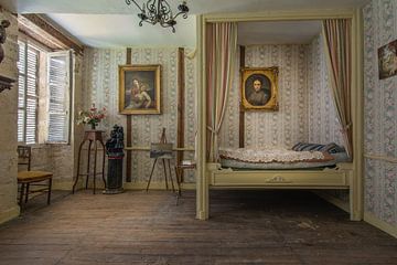 Hemelse slaapkamer van een verlaten chateau van Joeri Van den bremt