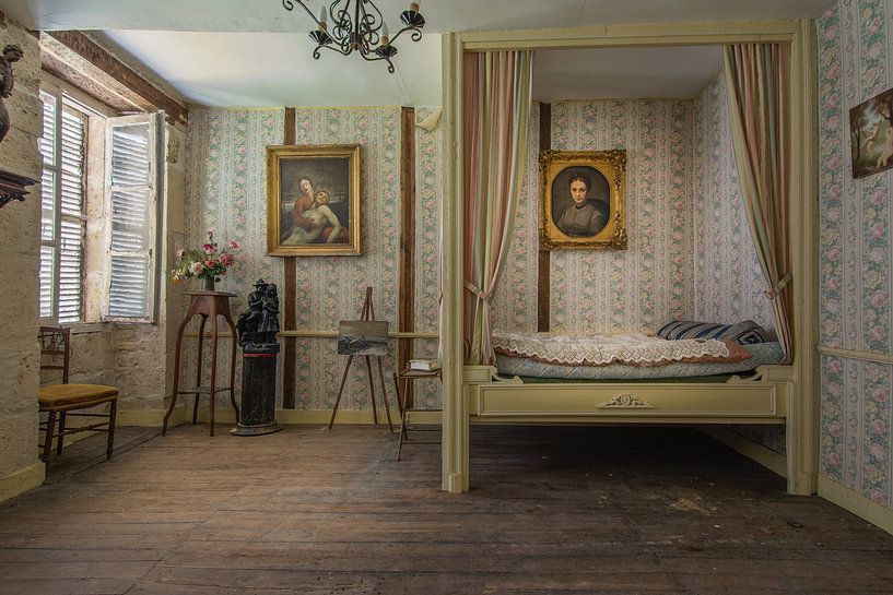 Hemelse slaapkamer van een verlaten chateau von Joeri Van den bremt