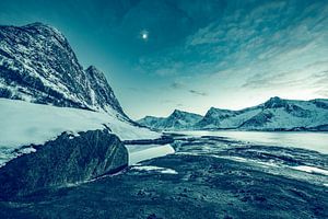 Sonnenuntergang in Tungeneset auf der Insel Senja in Nordnorwegen im Winter