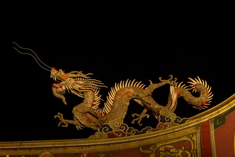 Gouden draak op een tempeldak par Adri Vollenhouw