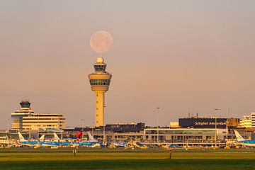 Fly me to the Moon by Koen Boelrijk Photography