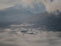 Mist bij zonsopkomst in de krater van de Bromo vulkaan - Oost Java, Indonesië