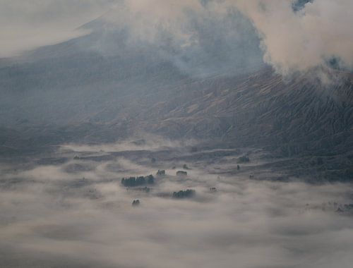 Brouillard au lever du soleil dans le cratère du volcan Bromo - Java Est, Indonésie
