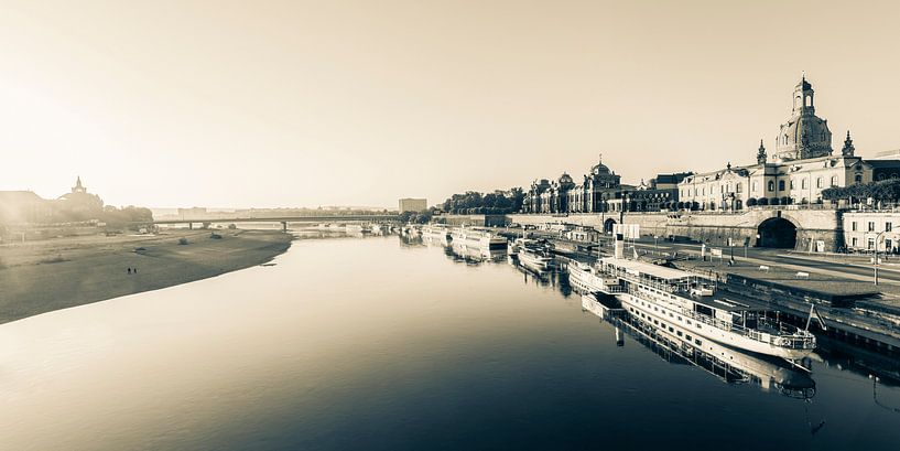 Paddle steamer in front of the Frauenkirche in Dresden - Monochrome by Werner Dieterich