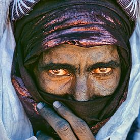 Sahara woestijn.  Portret van Toeareg man. van Frans Lemmens