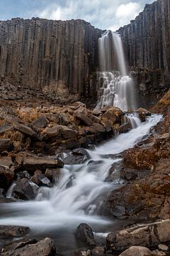 La cascade Stuðlafoss, entourée de colonnes de basalte