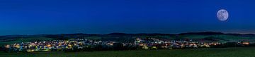 Volle maan boven de stad Katzweiler van Patrick Groß