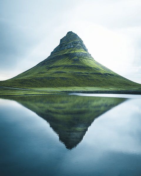 Iconisch Kirkjufell: Betoverend Symbool van IJslandse Natuurpracht van Frederik Opdeweegh