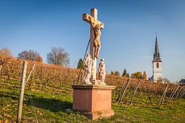 Kreuz in den Weinbergen bei Erbach im Rheingau von Christian Müringer