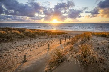 zonsondergang aan het strand en duin met wolkenlucht van Dirk van Egmond