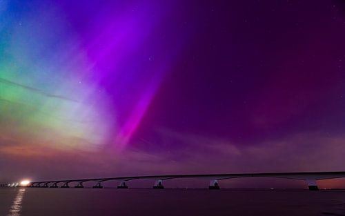 Zeelandbrug bij Noorderlicht (met magenta harpen en groen licht)n blauw)