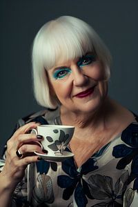 Make-up, Kaffee und ein freches Zwinkern