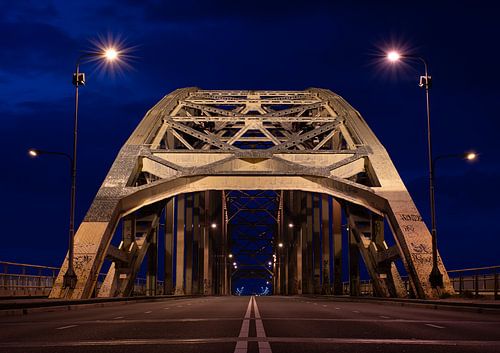 Waalbrücke bei Nacht