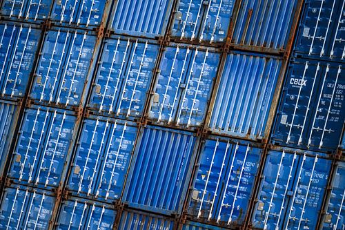 Gestapelte Schiffscontainer in Eemshaven