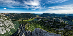 Panoramablick vom Gipfel auf Garmisch-Partenkirchen und das Wettersteingebirge