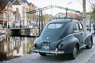 Oldtimer auto in het oude stadscentrum van Schiedam, Zuid-Holland van Eleana Tollenaar thumbnail