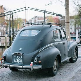 Oldtimer auto in het oude stadscentrum van Schiedam, Zuid-Holland van Eleana Tollenaar