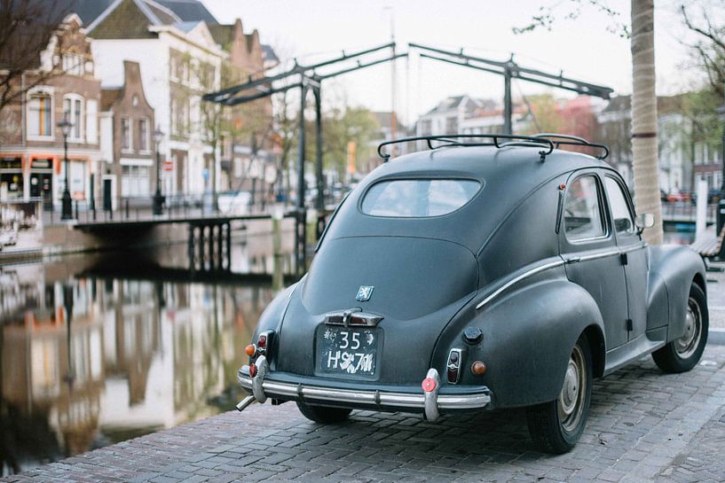 Oldtimer auto in het oude stadscentrum van Schiedam, Zuid-Holland van Eleana Tollenaar