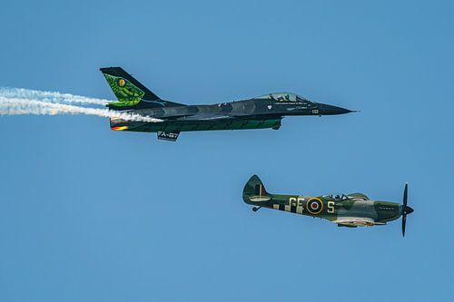 Supermarine spitfire MK. XVI en een fighting Falkon