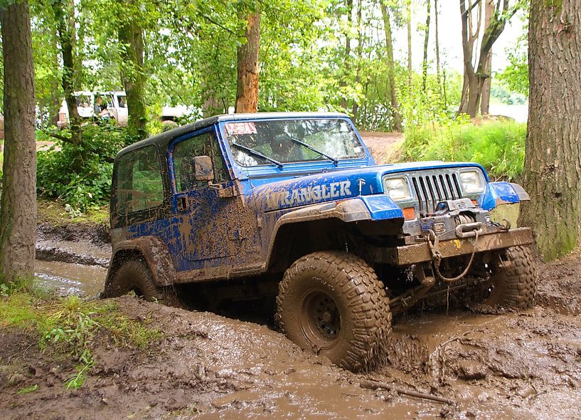 Conduite tout-terrain dans la boue avec une Jeep Wrangler par tiny brok