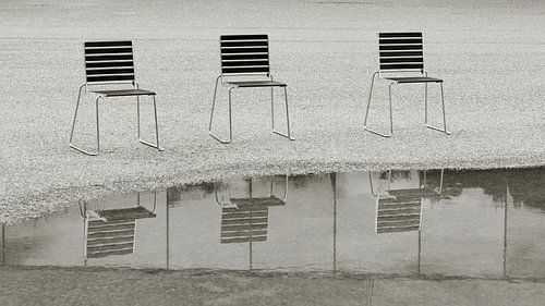 Stoelen aan het water van Heiko Kueverling