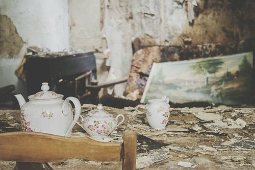 Theepot in verlaten huis