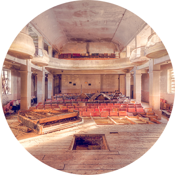 Verlaten Theater met een Piano op het Podium. van Roman Robroek - Foto's van Verlaten Gebouwen